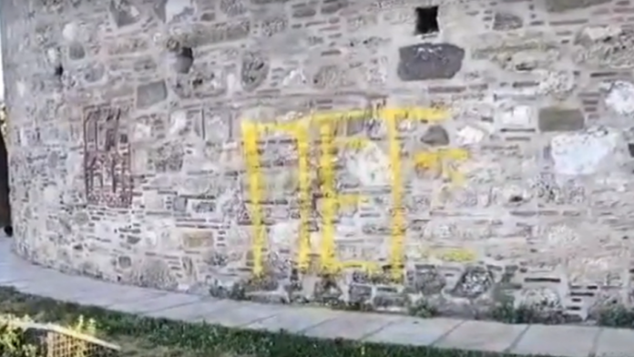 LEYKOS PYRGOS GRAFITI
